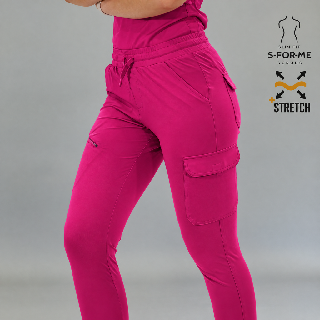 Jogger quirúrgico mujer 905 fucsia, vista frontal de tres cuartos con cintura de cordón, bolsillos laterales y bolsillo de parche en el muslo