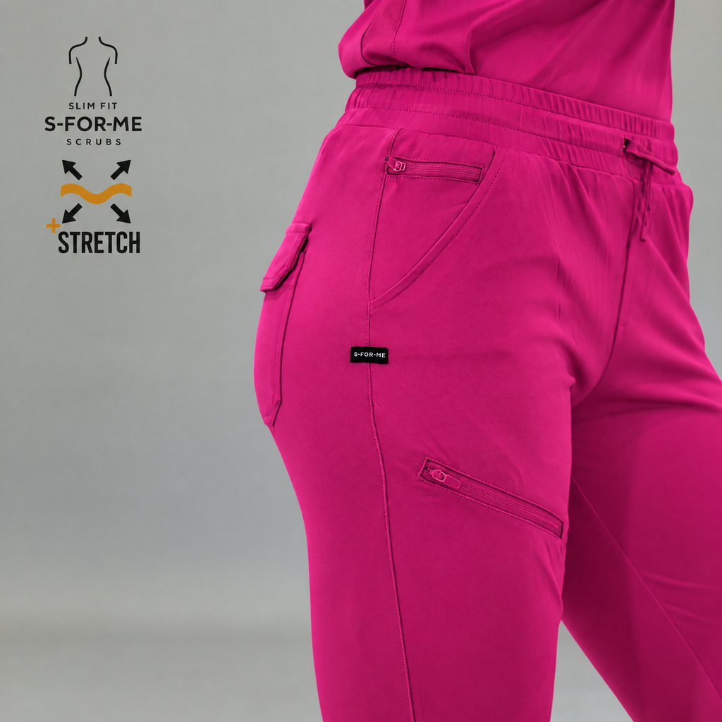 Jogger quirúrgico mujer 905 fucsia, detalle frontal de la cintura con cordón y bolsillos con cremallera en la cadera y el muslo