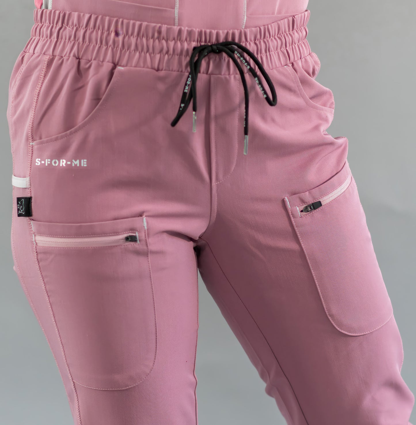 Jogger Quirúrgico Palo de Rosa Mujer, Scrubs Antifluido Est. 300