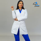 bata medica blanca mujer con forro antifluido Sandel Medica