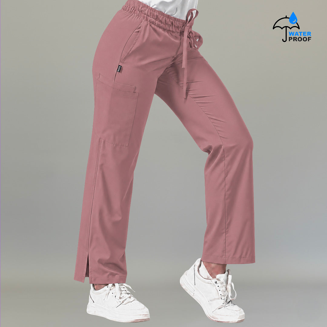 Vista lateral de pantalón quirúrgico Rosa Oscuro 502 pierna amplia para mujer, mostrando el ajuste relajado y caída.