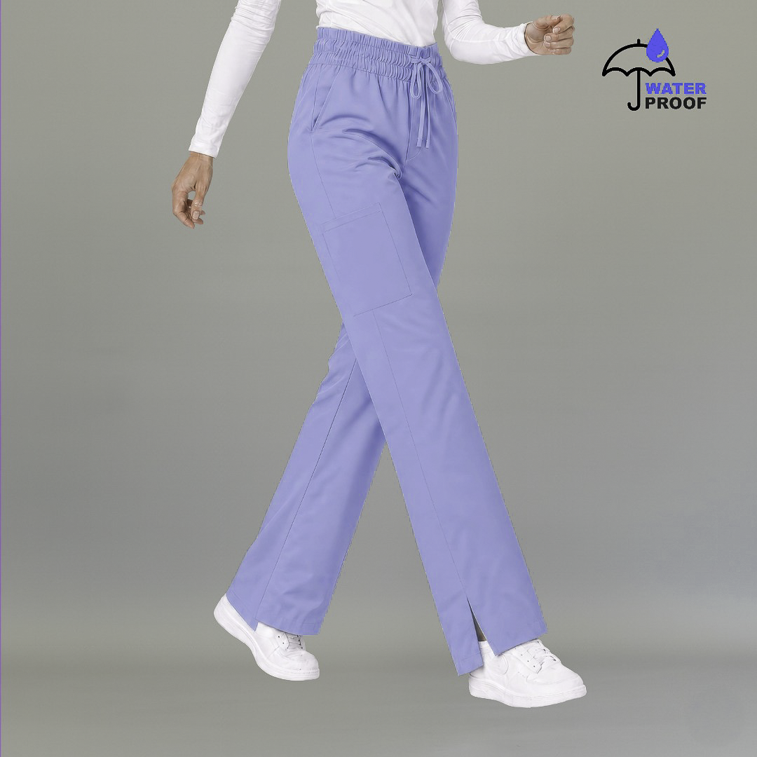 Vista en movimiento de pantalón quirúrgico 502 mujer azul plumbago relaxed.