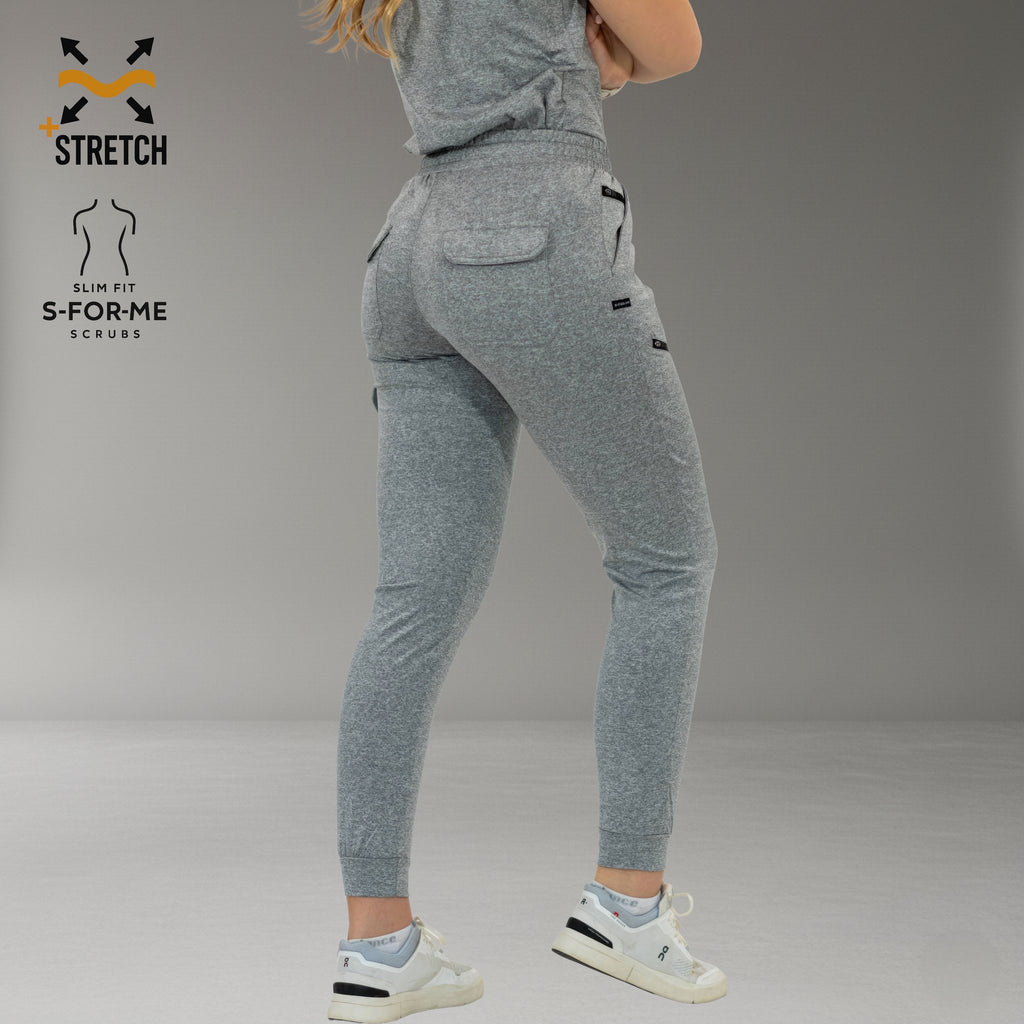 Jogger Style 905 gris jaspeado, vista lateral trasera con bolsillo cargo y cordón.