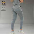 Jogger Style 905 gris jaspeado, vista lateral trasera con bolsillo cargo y cordón.