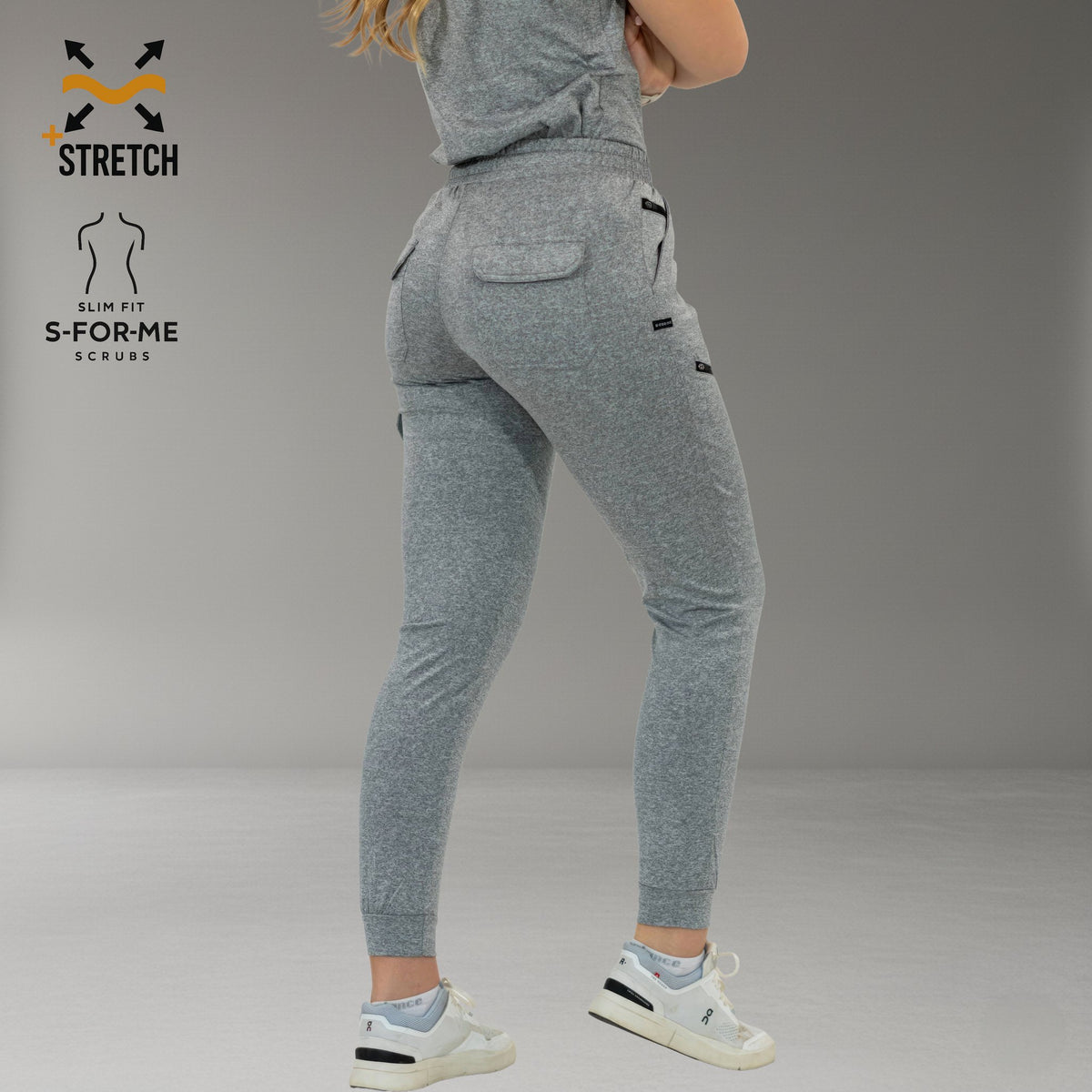 Jogger Style 905 gris jaspeado, vista lateral trasera con bolsillo cargo y cordón.