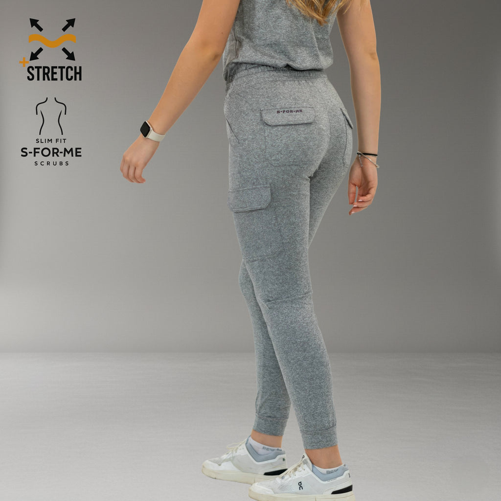 Jogger Style 905 gris jaspeado, vista trasera de cuerpo entero con bolsillos y puños.