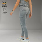 Jogger Style 905 gris jaspeado, vista trasera de cuerpo entero con bolsillos y puños.