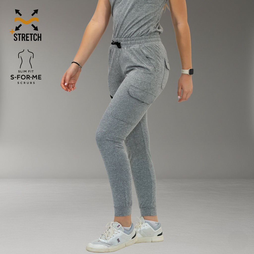 Jogger Style 905 gris jaspeado, vista lateral mientras la modelo camina.