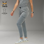 Jogger Style 905 gris jaspeado, vista lateral mientras la modelo camina.
