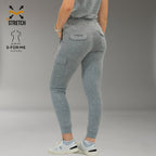 Jogger Style 905 gris jaspeado, vista posterior de tres cuartos mientras la modelo se gira.