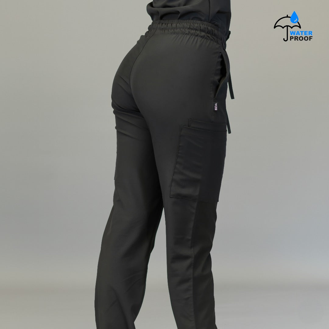 Pantalón médico negro mujer 515 detalle lateral de cadera y pierna