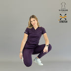 Filipina quirúrgica mujer 905 uva Super Stretch, vista frontal con la modelo en cuclillas.