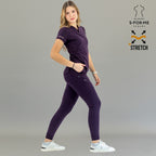 Filipina quirúrgica mujer 905 uva Super Stretch, vista lateral con una mano en la cadera.