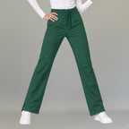 Vista frontal del pantalón verde botella 502 pierna amplia quirúrgico para mujer.