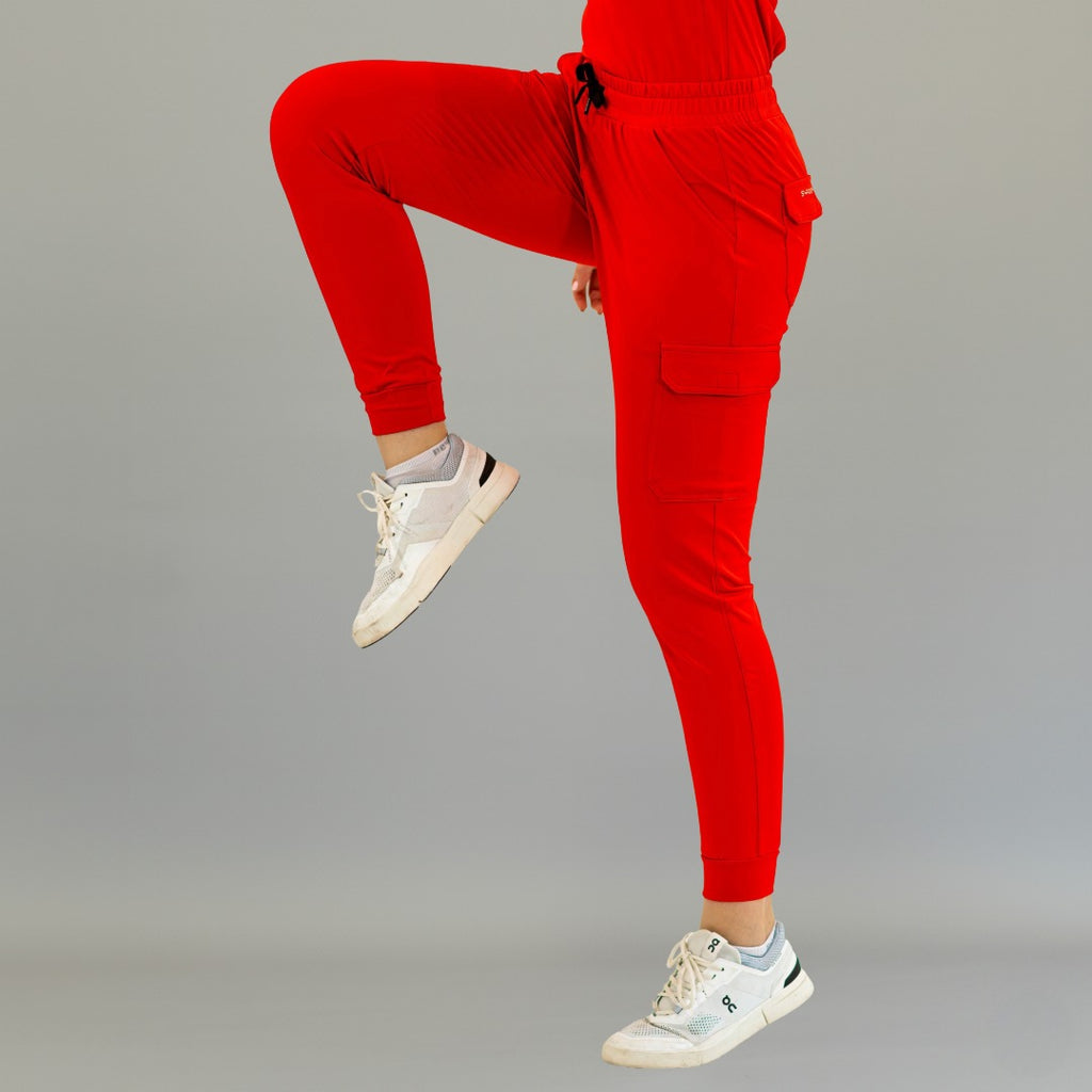 Jogger quirúrgico mujer 905 rojo, vista lateral con una pierna elevada