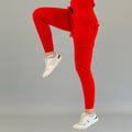 Jogger quirúrgico mujer 905 rojo, vista lateral con una pierna elevada