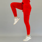 Jogger quirúrgico mujer 905 rojo, vista lateral con una pierna elevada