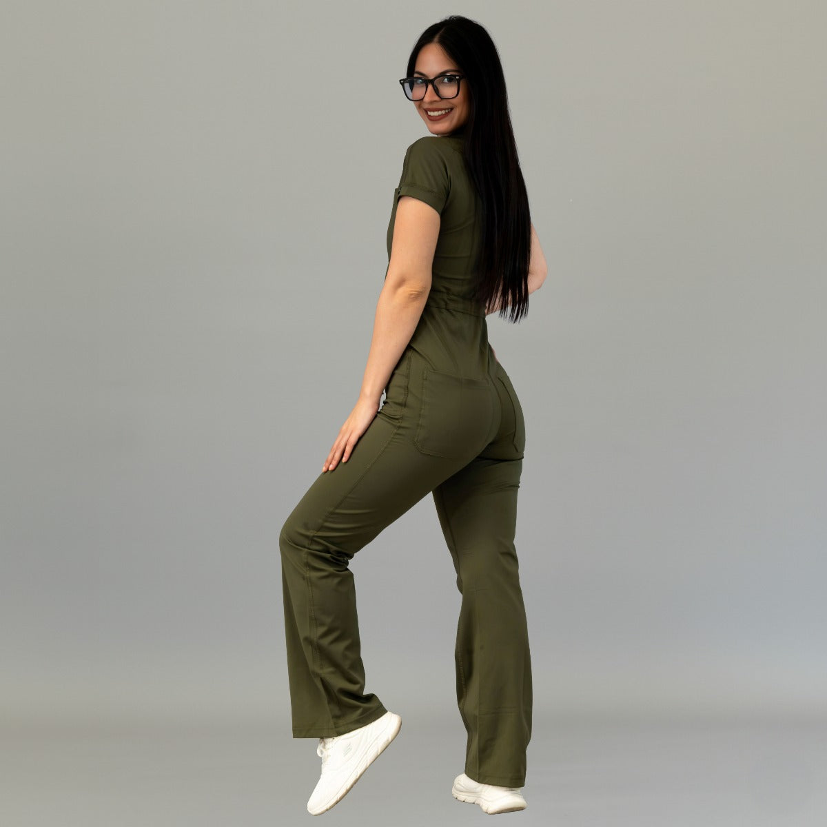 Modelo de espaldas con jumpsuit quirúrgico mujer 945 Verde Olivo Super Stretch
