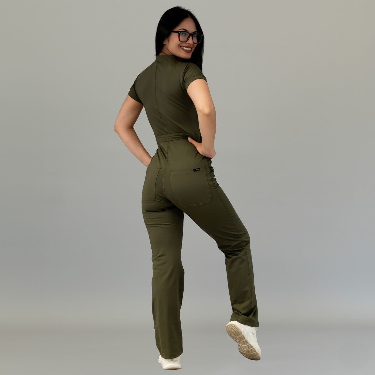 Vista posterior del jumpsuit quirúrgico mujer 945 Verde Olivo de una pieza