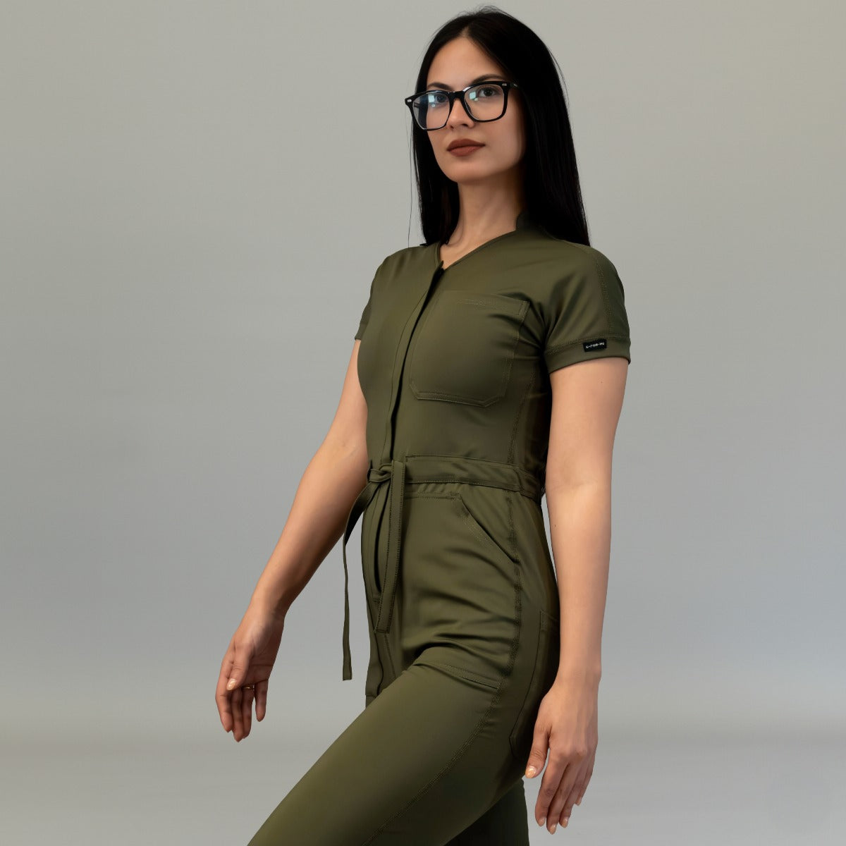 Vista frontal del jumpsuit quirúrgico mujer 945 Verde Olivo de manga corta