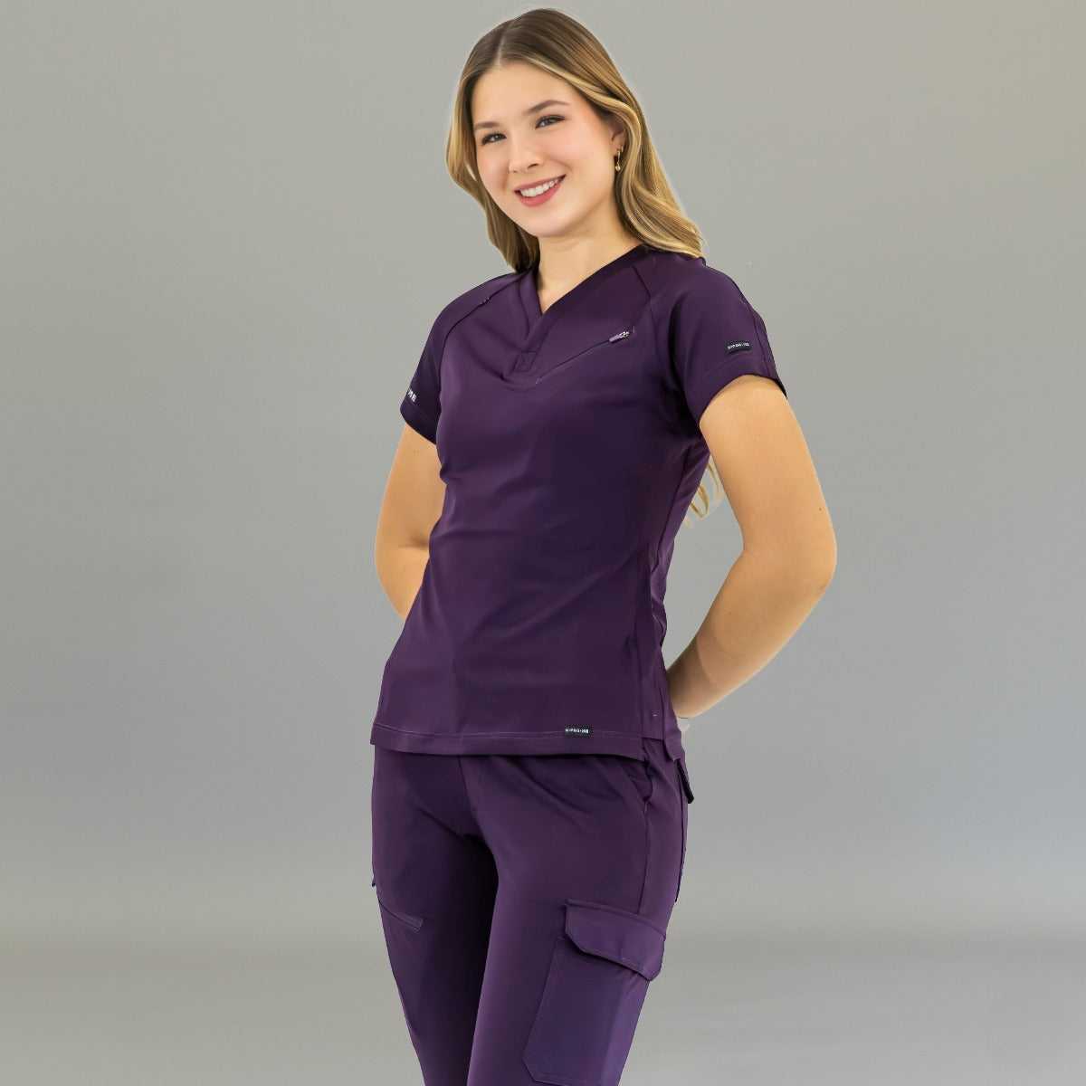 Filipina quirúrgica mujer 905 uva Super Stretch, vista frontal de tres cuartos con las manos detrás.