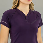 Filipina quirúrgica mujer 905 uva Super Stretch, detalle del cuello en V y bolsillo superior frontal con cierre.
