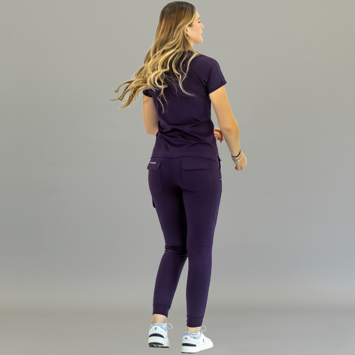 Filipina quirúrgica mujer 905 uva Super Stretch, vista posterior de cuerpo completo.