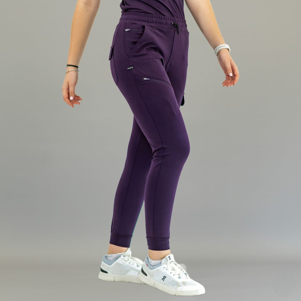 Jogger quirúrgico mujer 905 uva Super Stretch, vista lateral de tres cuartos.