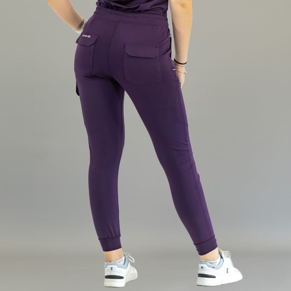 Jogger quirúrgico mujer 905 uva Super Stretch, vista posterior con bolsillos traseros.