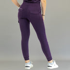 Jogger quirúrgico mujer 905 uva Super Stretch, vista posterior con bolsillos traseros.