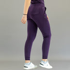 Jogger quirúrgico mujer 905 uva Super Stretch, vista posterior de tres cuartos.