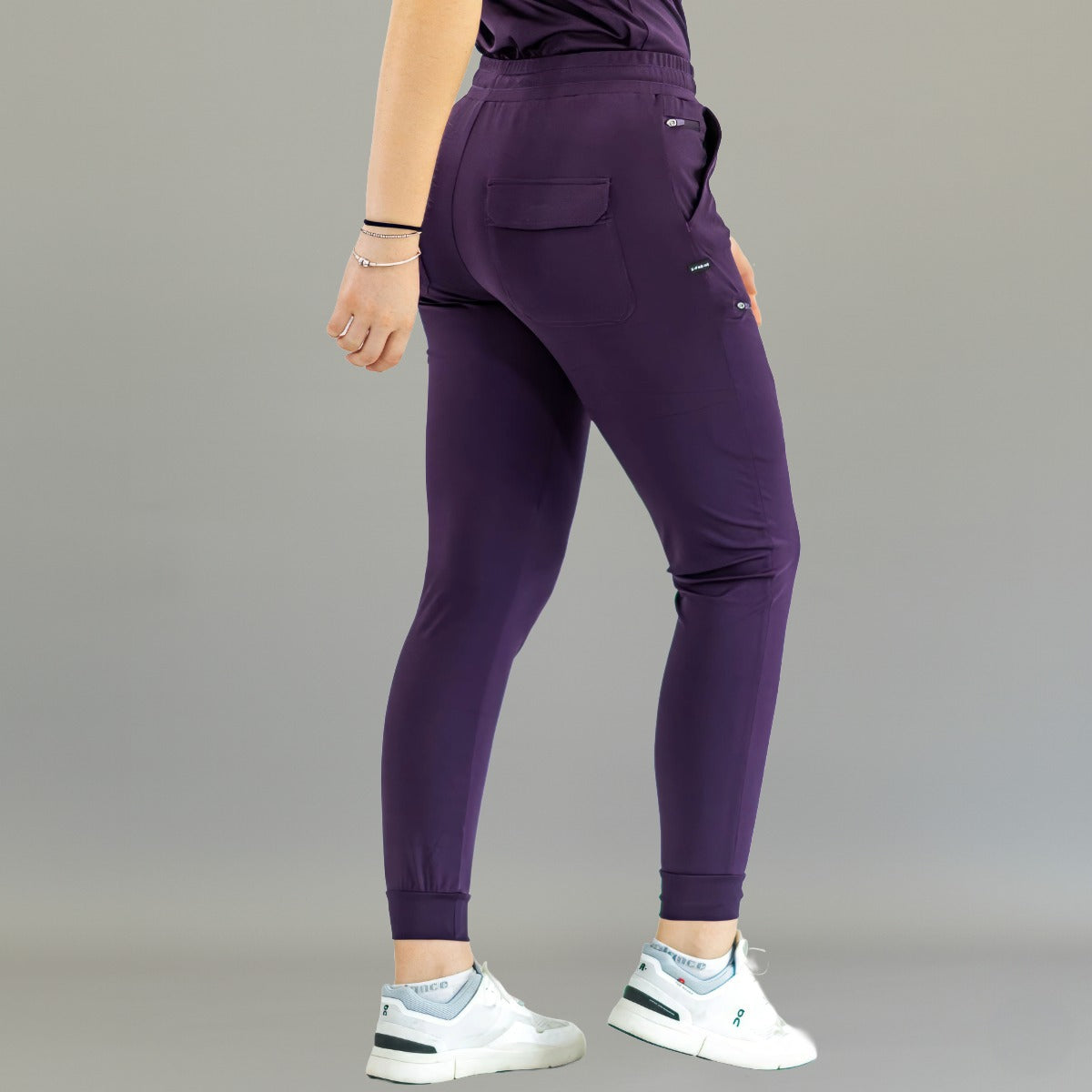 Jogger quirúrgico mujer 905 uva Super Stretch, vista posterior de tres cuartos.