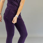 Jogger quirúrgico mujer 905 uva Super Stretch, detalle lateral de la pernera y bolsillo.