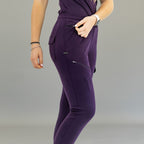 Jogger quirúrgico mujer 905 uva Super Stretch, detalle frontal de la cintura y bolsillo lateral.