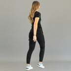 Vista lateral trasera del jogger negro 905 puesto en modelo, con puños en los tobillos.