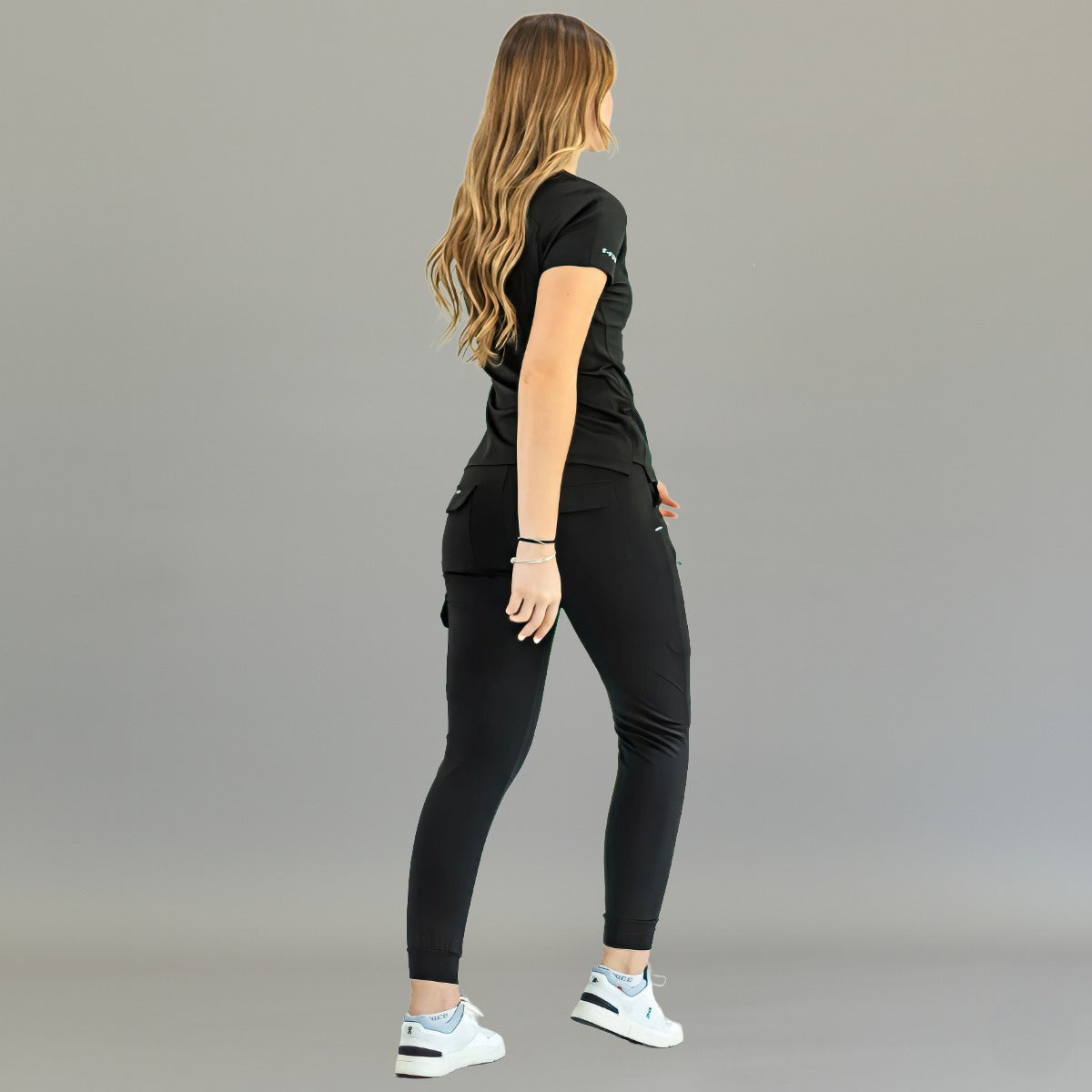 Vista lateral trasera del jogger negro 905 puesto en modelo, con puños en los tobillos.