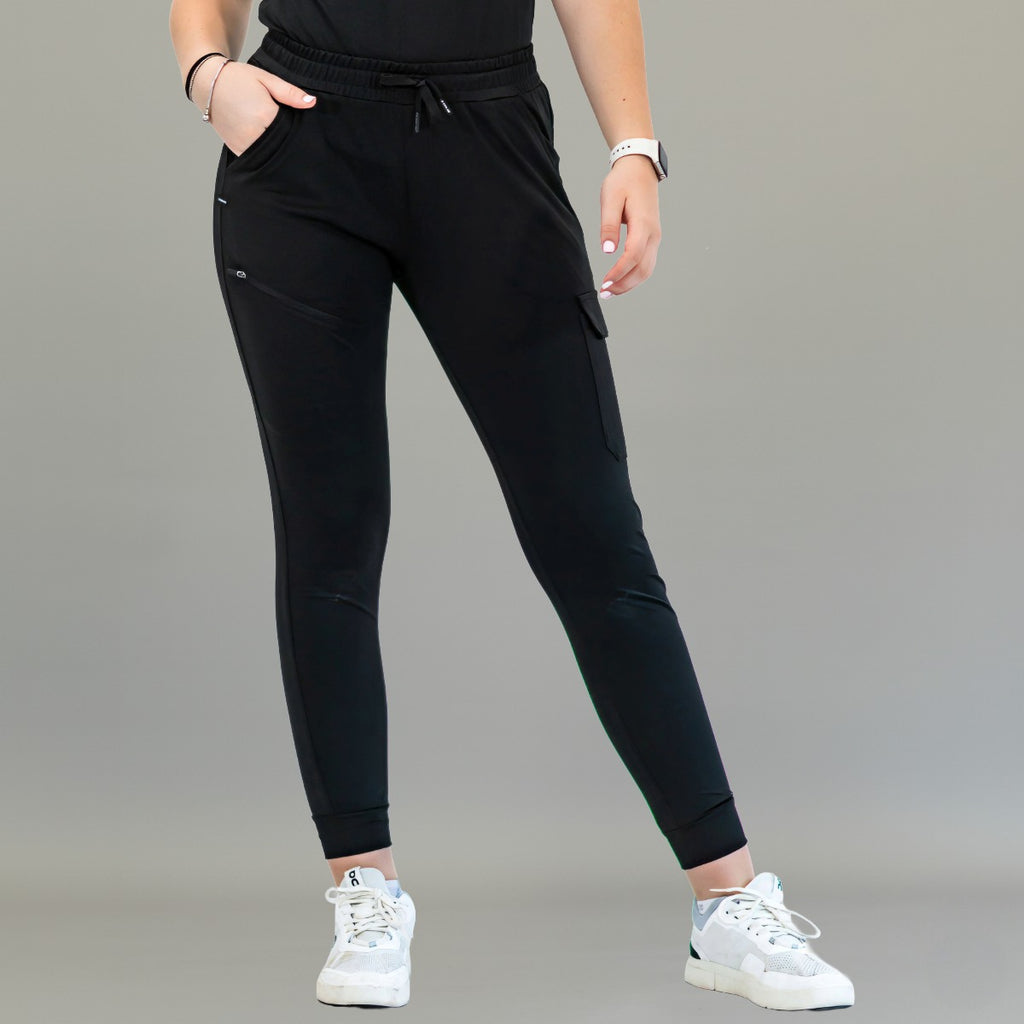 Pantalón jogger negro 905 de mujer, vista frontal completa en modelo.