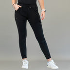 Pantalón jogger negro 905 de mujer, vista frontal completa en modelo.