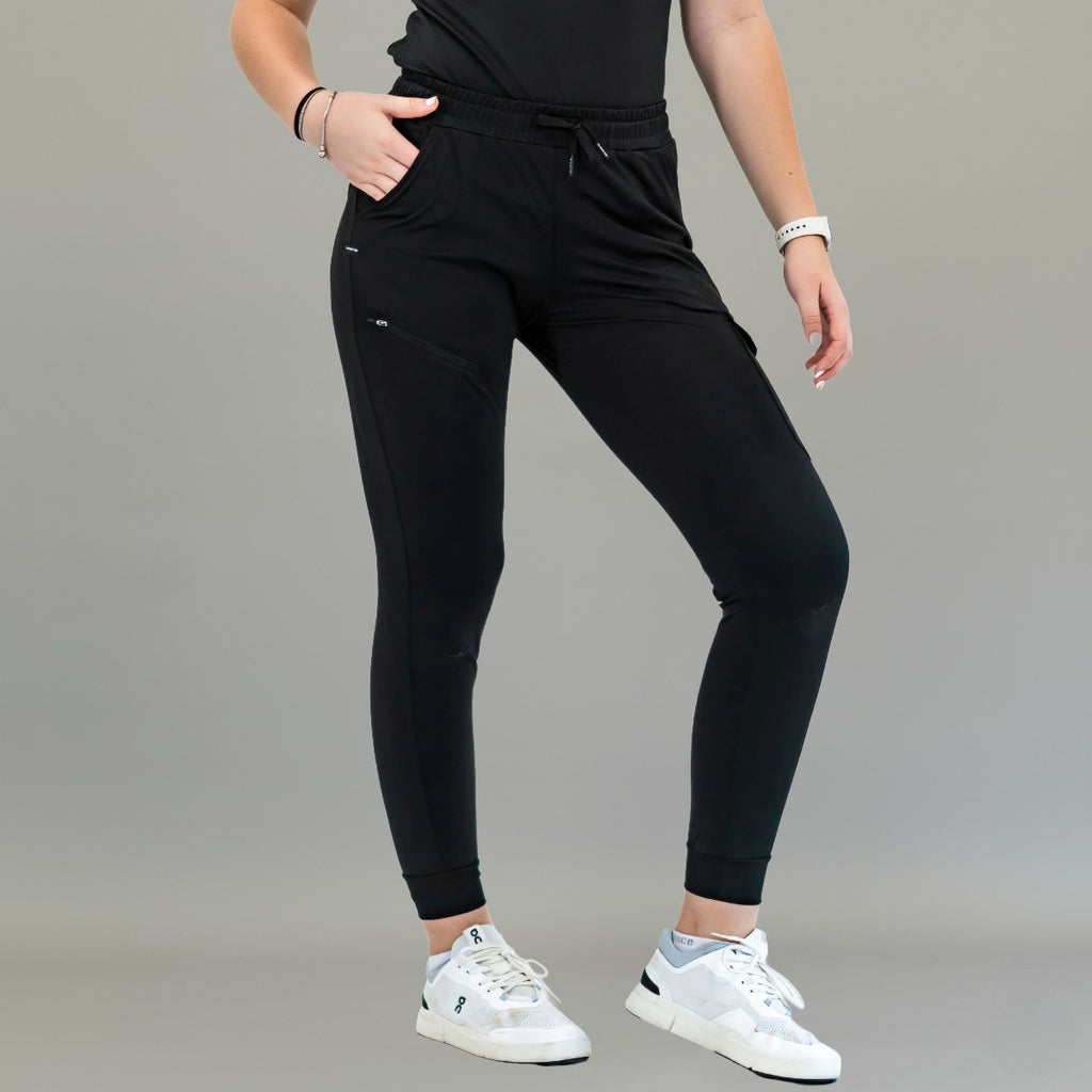 Pantalón jogger quirúrgico negro 905, vista frontal en modelo con pierna afinada.