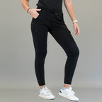 Pantalón jogger quirúrgico negro 905, vista frontal en modelo con pierna afinada.
