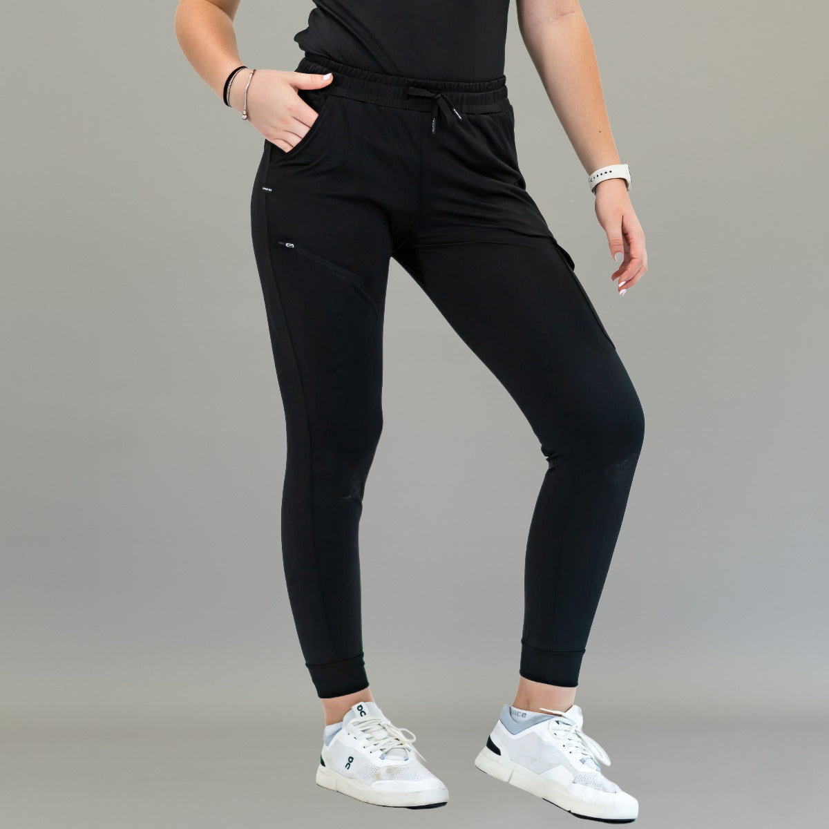 Pantalón jogger quirúrgico negro 905, vista frontal en modelo con pierna afinada.