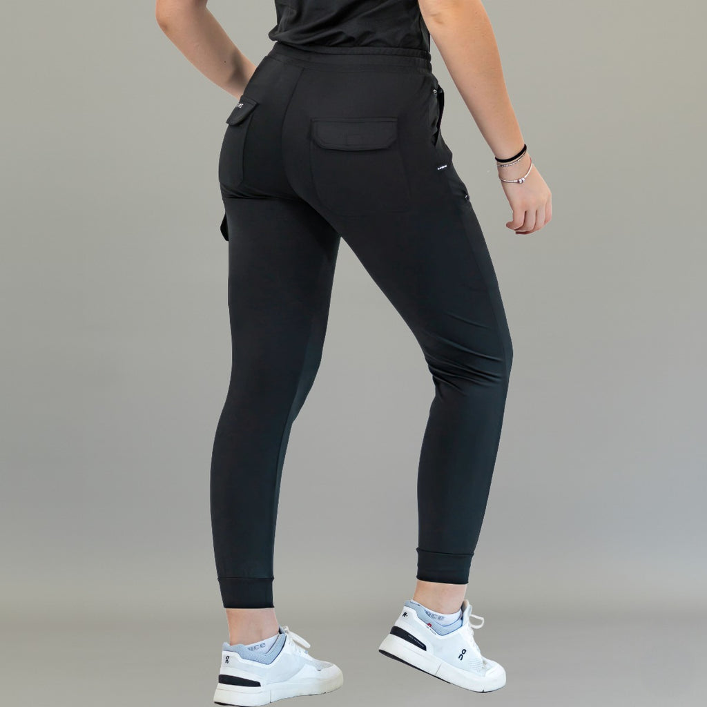 Jogger negro 905 de mujer, vista trasera en modelo con bolsillos posteriores visibles.