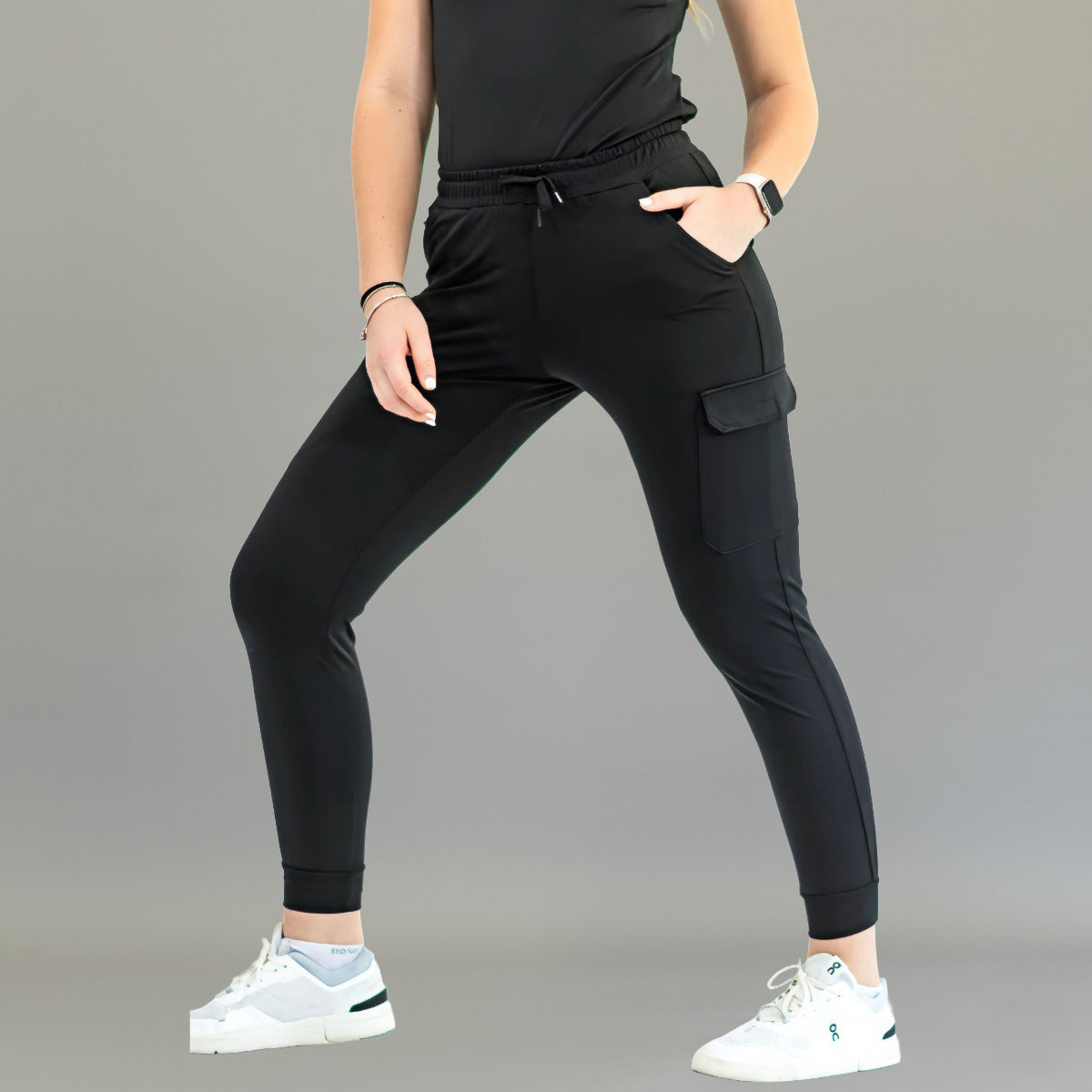 Jogger quirúrgico negro 905 de mujer, vista frontal de cintura a tobillos.