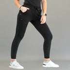 Pantalón quirúrgico jogger negro 905 de mujer, vista frontal en modelo, con puños en el tobillo.
