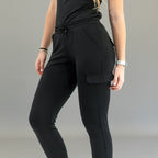 Detalle del jogger negro 905 con bolsillo cargo de solapa en el muslo y cintura con cordón.