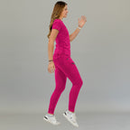 Filipina quirúrgica mujer 905 en fucsia, vista lateral en una postura dinámica con un brazo levantado.