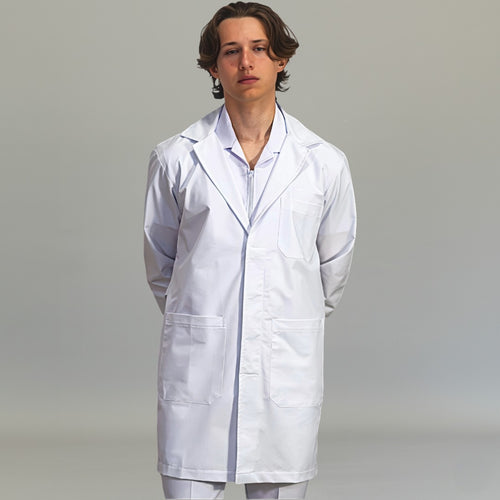 Bata médica blanca para caballero con solapa clásica, cubrebotones y tres bolsas, vista frontal
