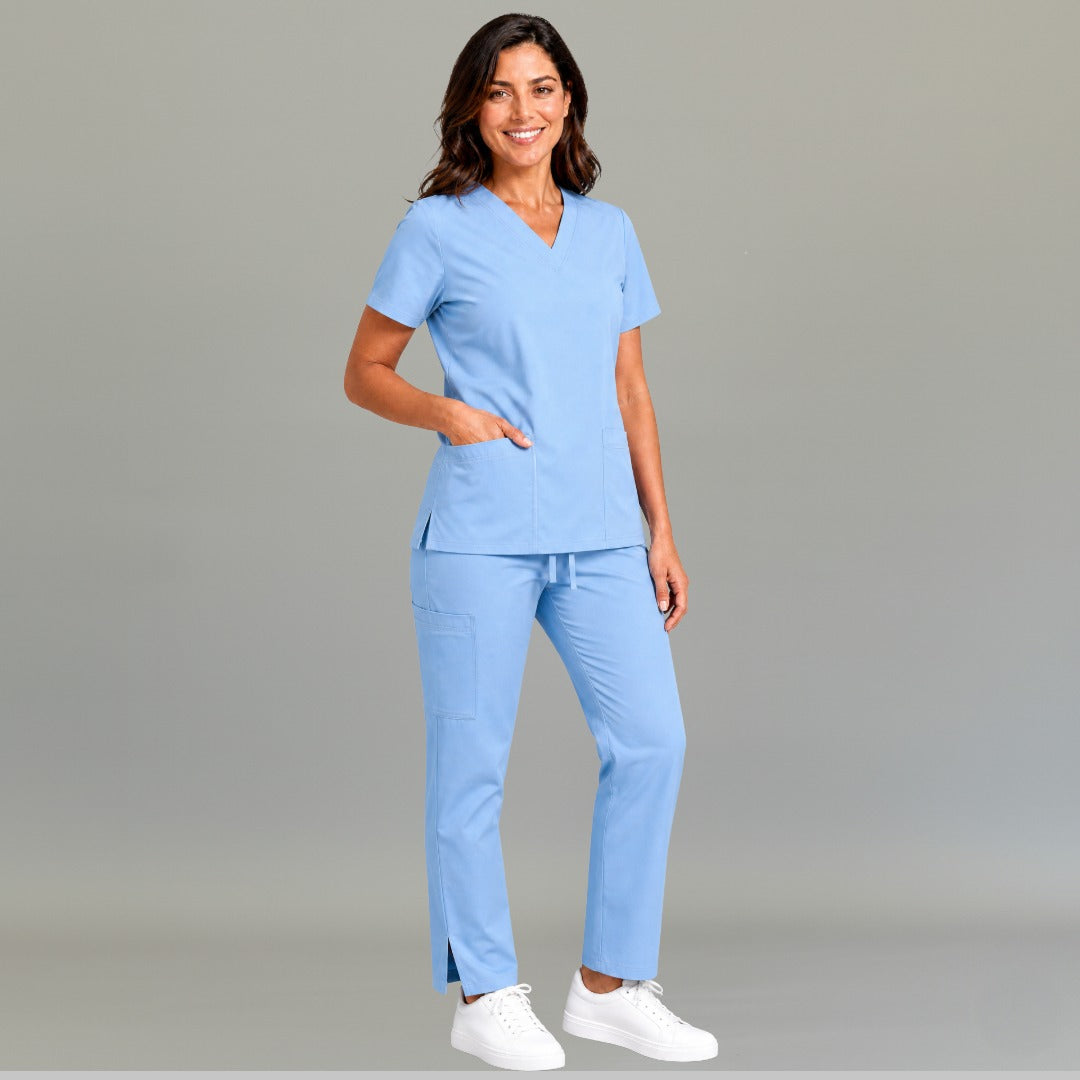 Modelo luciendo el pantalón quirúrgico azul cielo 502 en conjunto de cuerpo entero.
