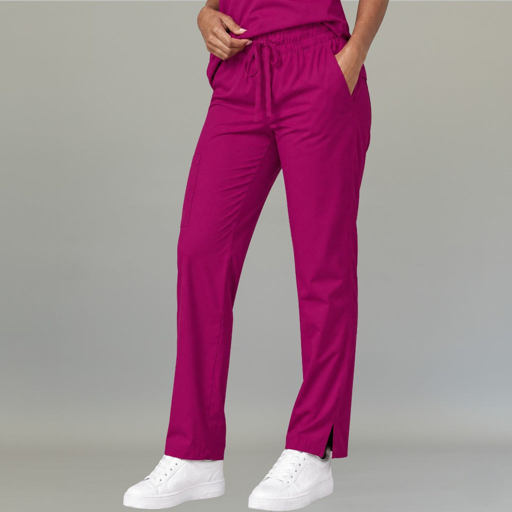 Vista frontal del pantalón 502 pierna amplia quirúrgico para mujer en color rosa mexicano, con ajuste relaxed.