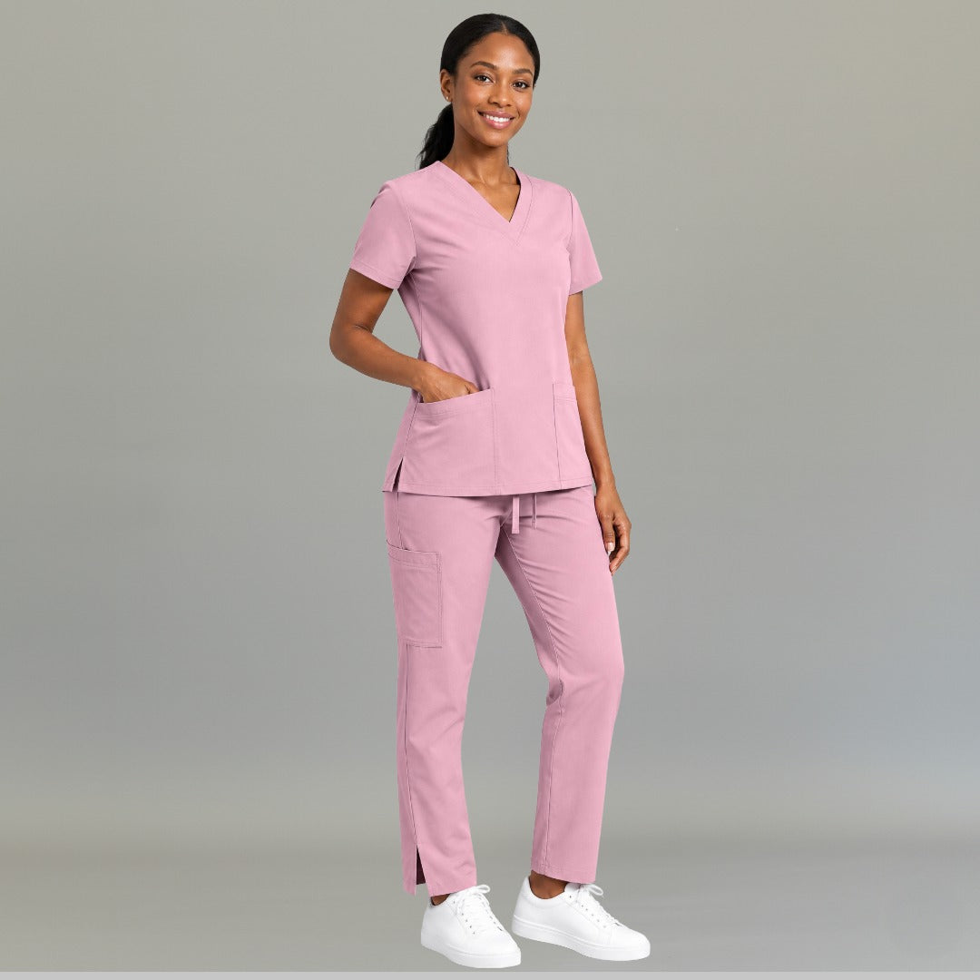 Modelo de cuerpo entero vistiendo la filipina palo de rosa claro 502 quirúrgica con pantalón.